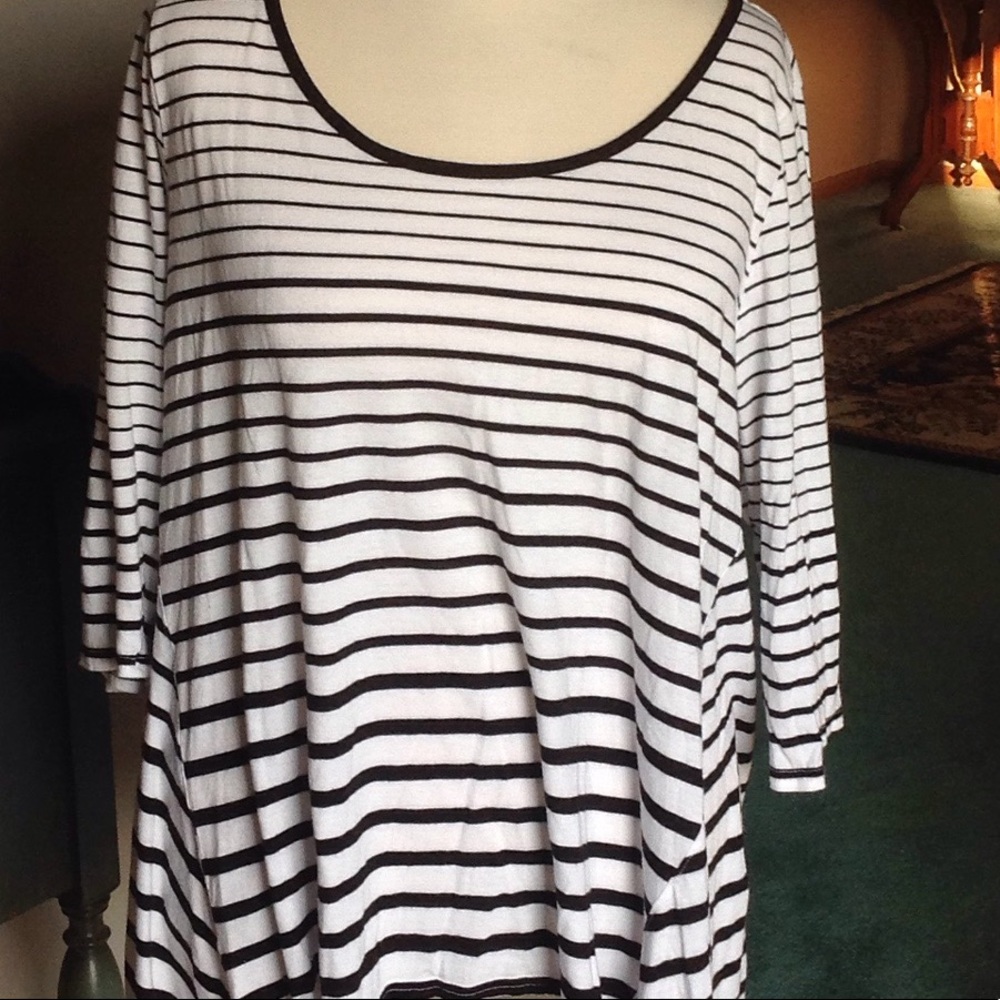 Lane Bryant black and white 3/4 sleeve length top.